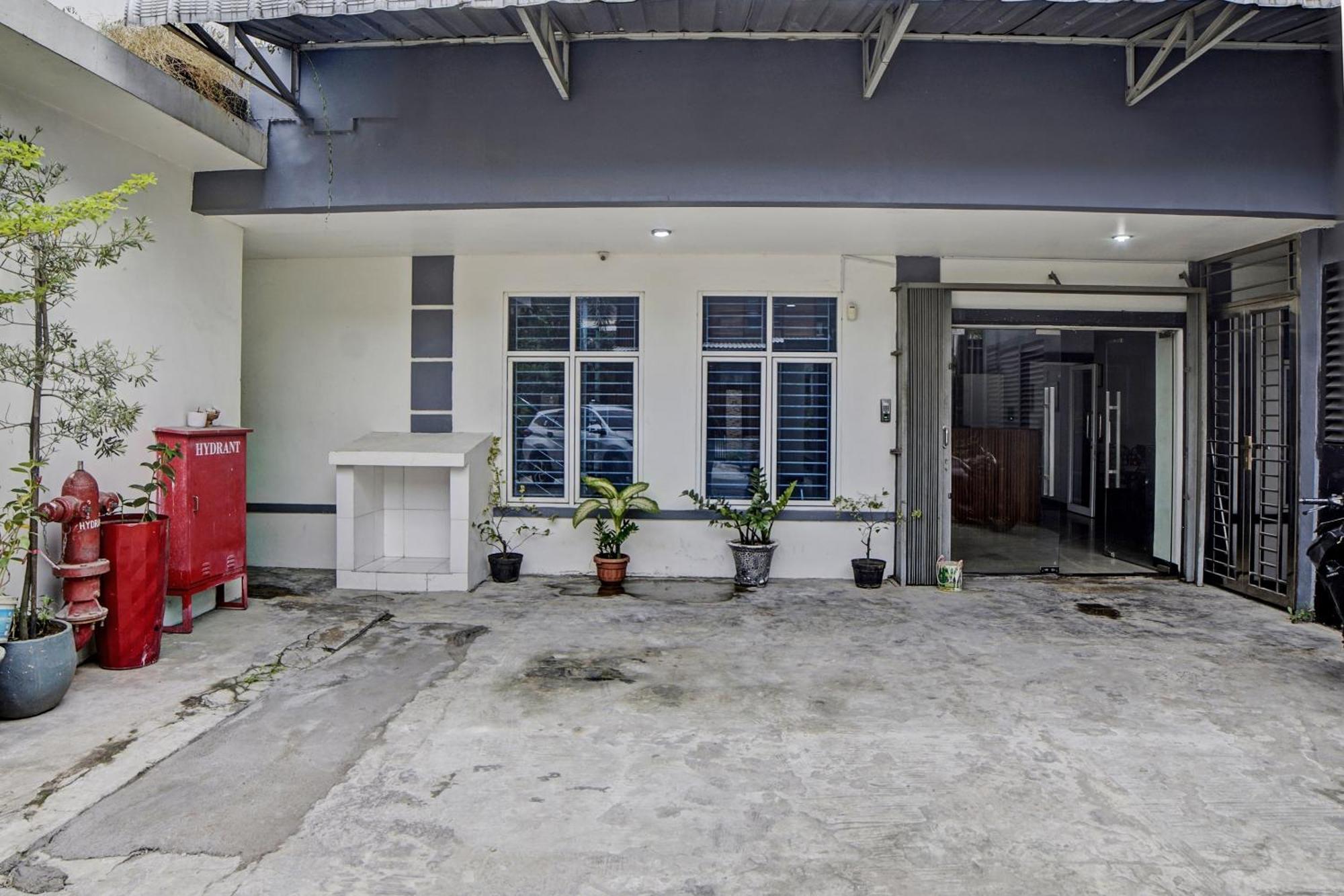 Spot On 92822 Finest House Near Amplas Bus Terminal Medan Exterior foto